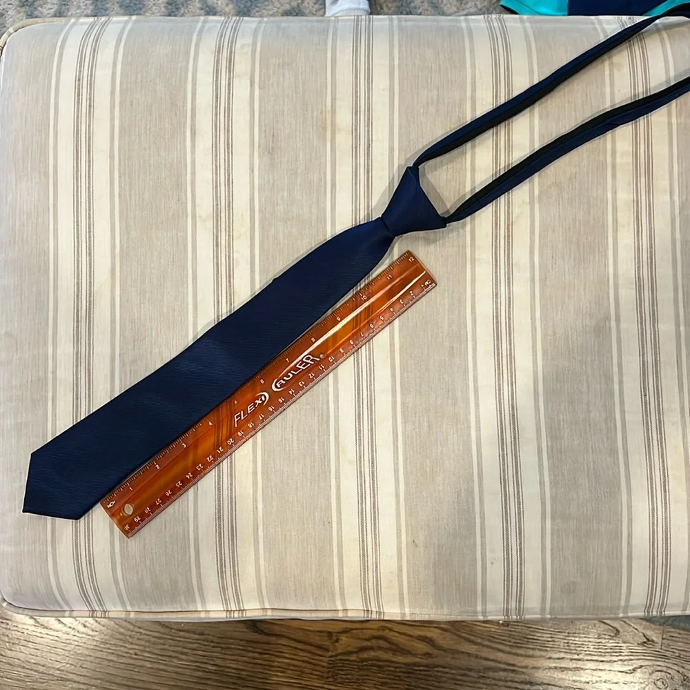 Egara zip tie navy. Great condition